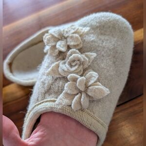 Garnet Hill Felted Wool Machine Washable Slippers Ivory Cream Flowers 100% Wool